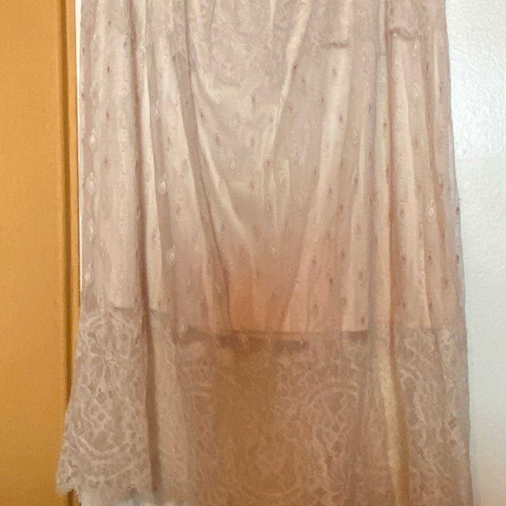 Gorgeous lace midi skirt, size 14 with zipper and button and attached slip. - Picture 6 of 9